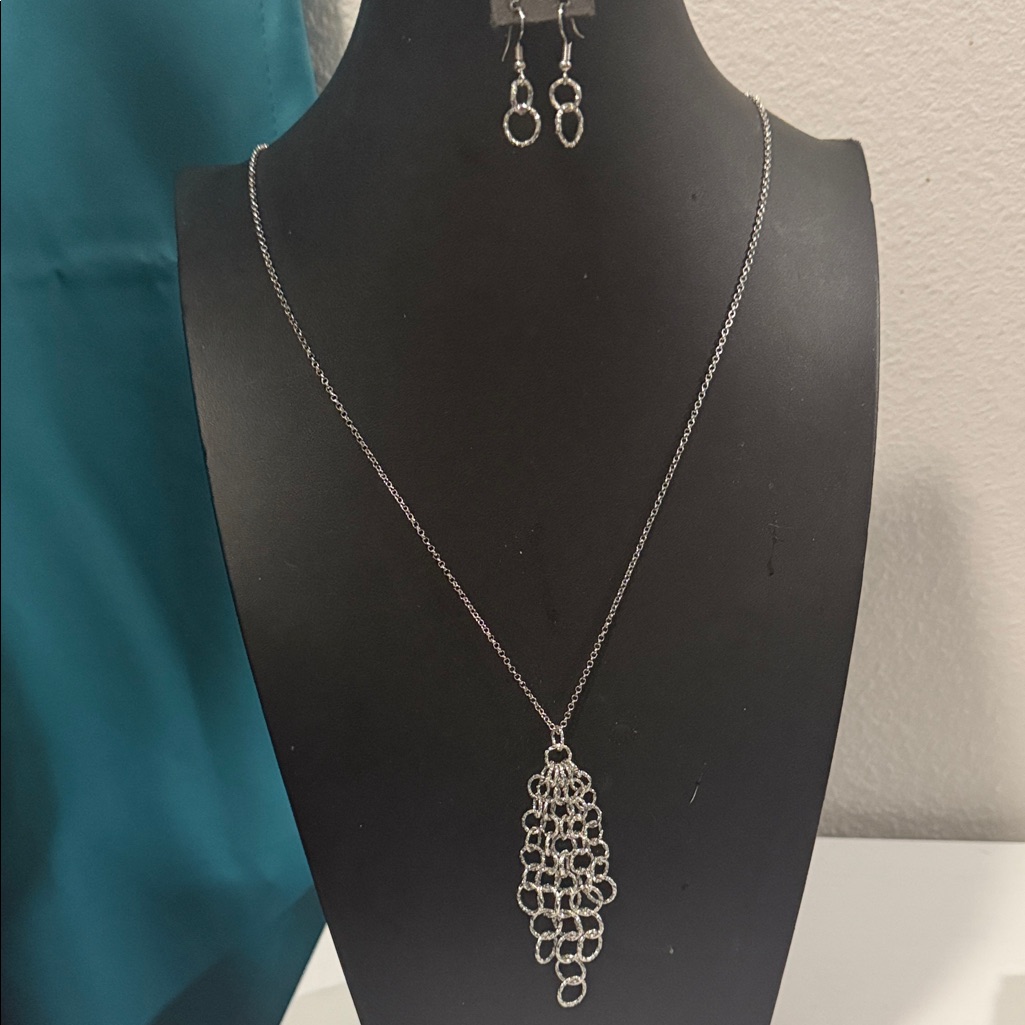 Paparazzi Silver Linked Ring Cascade Necklace And Earrings Set 5$